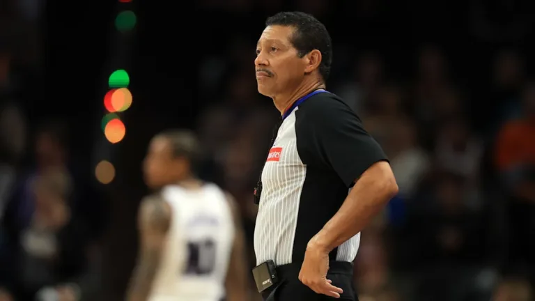 明星裁判Bill Kennedy腿部重傷 現場輪椅抬離