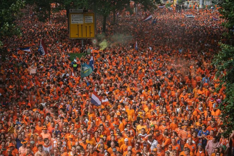 Orange Army聚集(photo：F1官網)/球爺嘴球