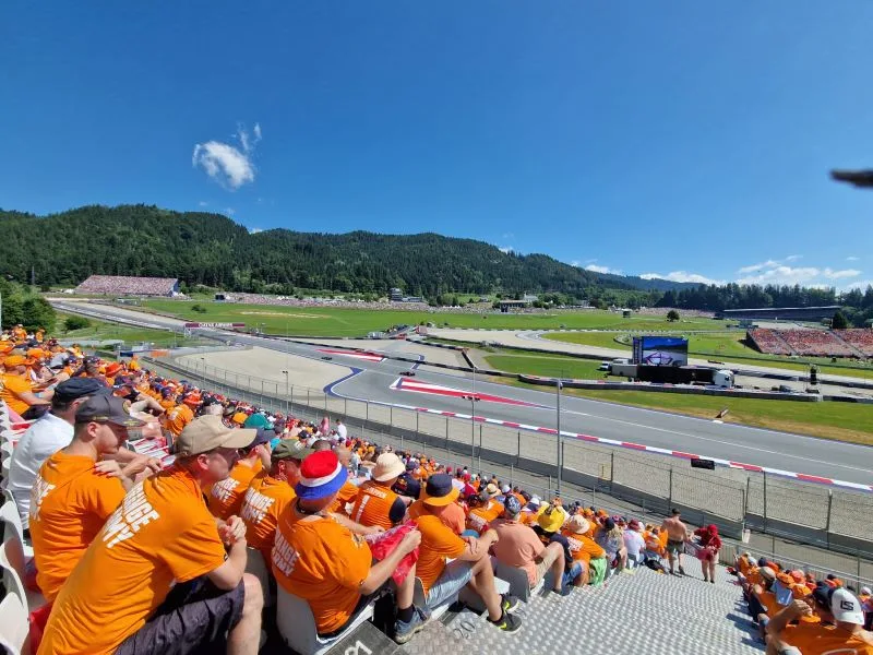 Max Verstappen專屬橘色看台(photo：F1官網)/球爺嘴球