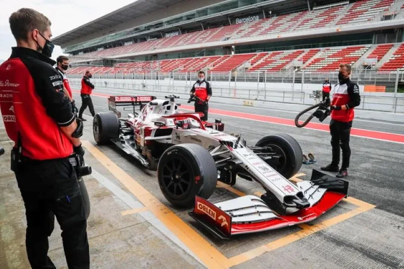 車隊在巴塞隆納-加泰隆尼亞賽道調整車子(photo:F1官網)/球爺嘴球