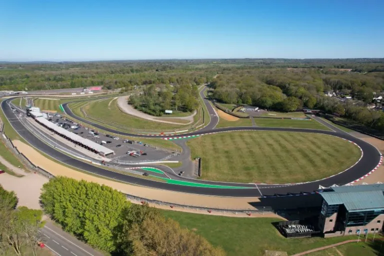 F1|布蘭茲哈奇賽道全解析:英國賽車界的另一綠色心臟(photo:F1官網)/球爺嘴球