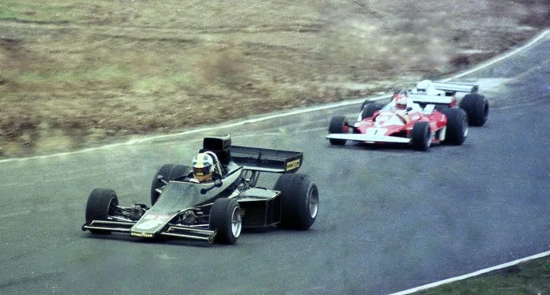 詹姆斯.亨特(James Hunt)與尼基.勞達(Niki Lauda)的對抗(photo:F1官網)/球爺嘴球