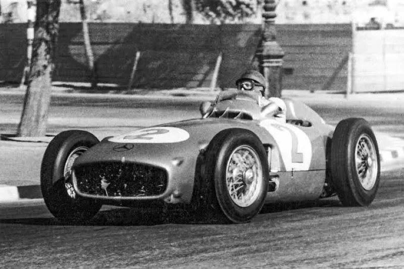 阿根廷傳奇車神胡安.曼努埃爾.方吉奧(Juan Manuel Fangio)(photo:F1官網)/球爺嘴球