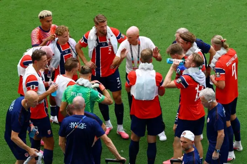 挪威教練在補水暫停規劃戰術(photo:FIFA官網)/球爺嘴球