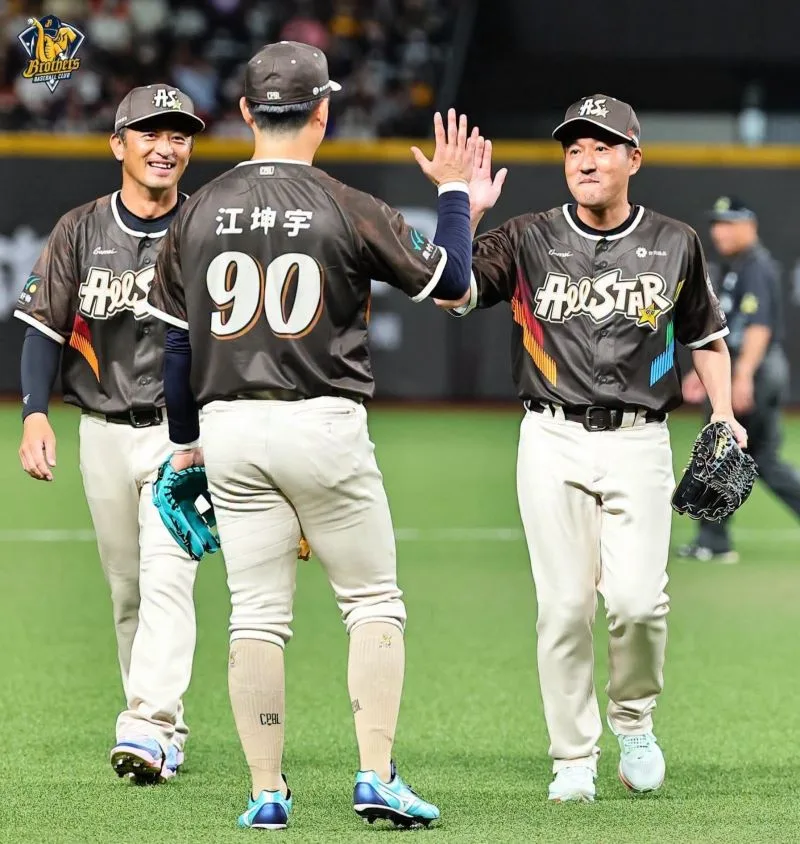 江坤宇榮獲人氣王(photo:中信兄弟官方粉專)/球爺嘴球