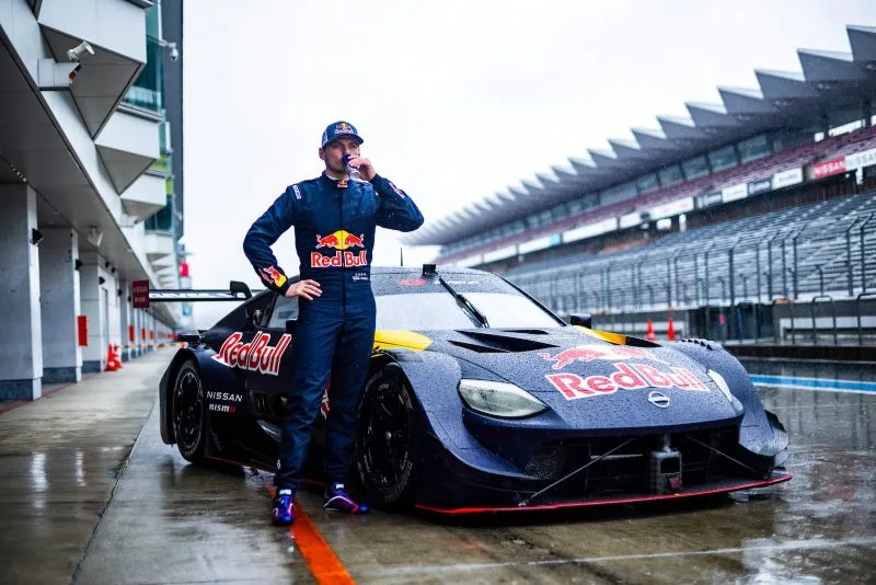 瘋狂麥斯挑戰Super GT(photo:F1官網)/球爺嘴球