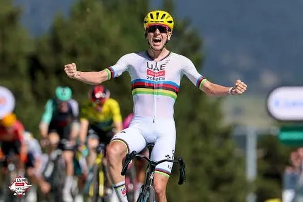 波加卡爾目前為黃衫首位而且建立難以逆轉的時間差距(photo:uaeteamemirates)/球爺嘴球