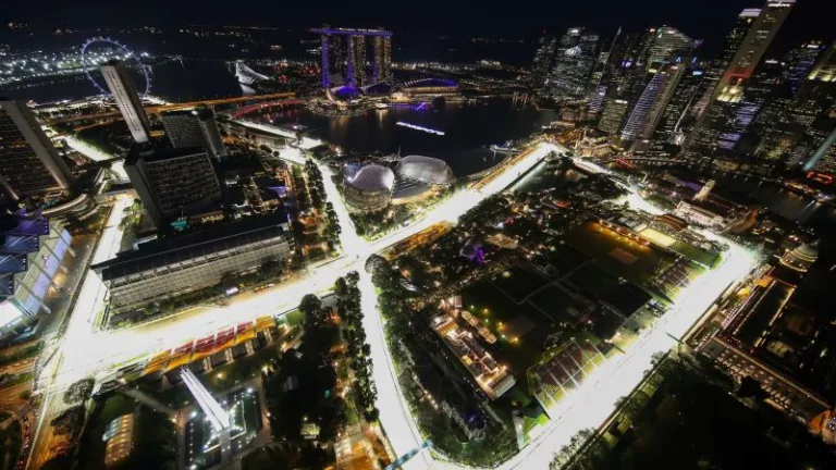 F1|濱海灣市街賽道全解析:全球首例夜戰下的炎熱鋼鐵地獄(photo:F1官網)/球爺嘴球